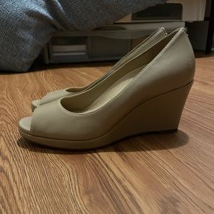 Naturalizer Peep Toe Wedge - women's size 4.5